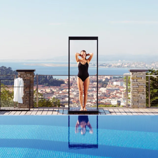 Design et graphique, cette douche de jardin structurera votre terrasse