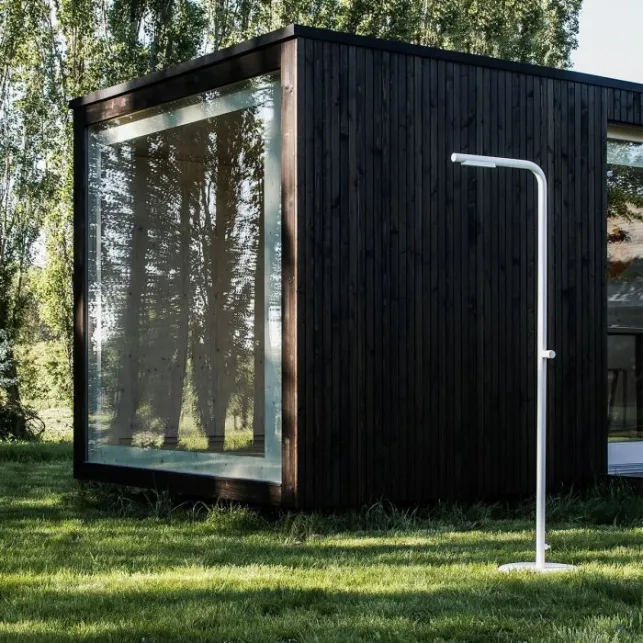 Apportez de la couleur à côté de votre piscine avec cette douche de jardin