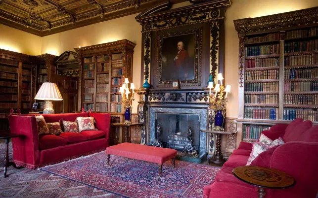 Des couleurs chaudes, des bibliothèques murales et une multitude de sources de lumières, Downton Abbey a un intérieur qui réchauffe