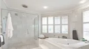 Du marbre dans la salle de bain