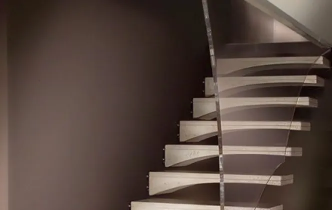 L'association du bois et du verre de l'escalier Aile de Mouette le rend à la fois design et très noble. © Marretti