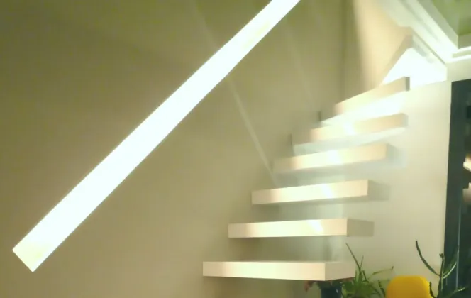 Cet escalier à la fois futuriste et épuré apportera un véritable charme à votre pièce. © SNBV