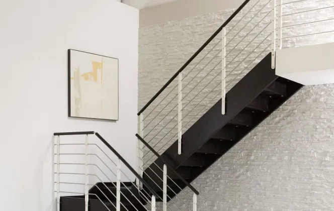 L'escalier Style, très contemporain, se fondra à merveille dans votre pièce. © Novalinea