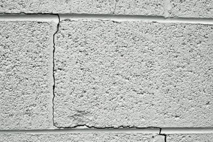 Fissures inquiétantes dans un mur en parpaing Fissures inquiétantes dans un mur en parpaing