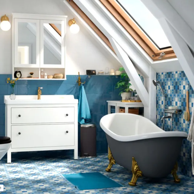 Une salle de bain colorée et luxueuse sous les combles