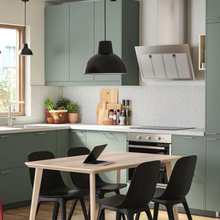 Une cuisine en angle responsable et colorée Une cuisine en angle responsable et colorée