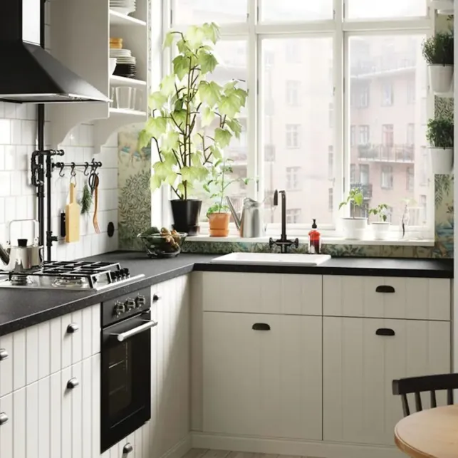 Une cuisine en angle blanche et noire cosy