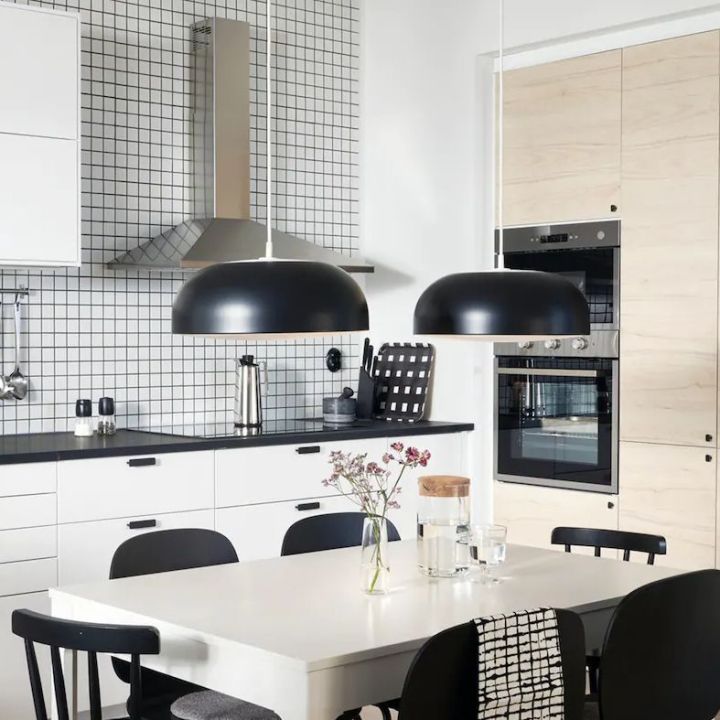 Une cuisine en angle fonctionnelle bois, noire et blanche Une cuisine en angle fonctionnelle bois, noire et blanche