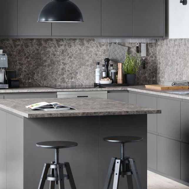 Une cuisine en angle grise et contemporaine avec îlot central