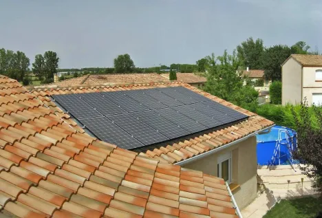 Panneaux photovoltaïques installés sur un toit de maison près de Limoges