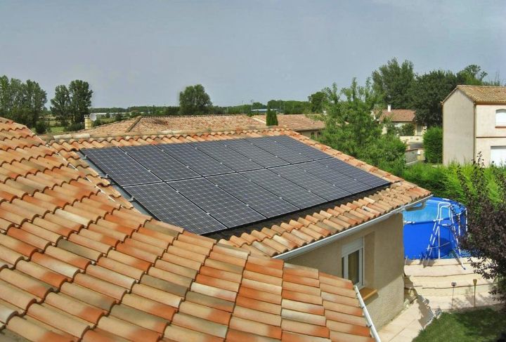 Panneaux photovoltaïques installés sur un toit de maison près de Limoges Panneaux photovoltaïques installés sur un toit de maison près de Limoges