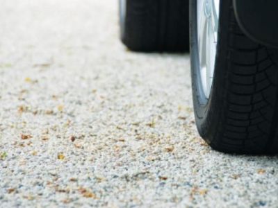 Installer des plaques de stabilisation de gravier