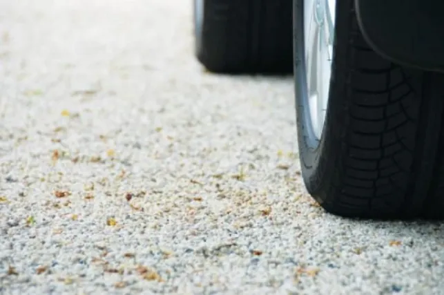 Installer des plaques de stabilisation de gravier