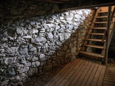 Installer un escalier pour accéder à une cave