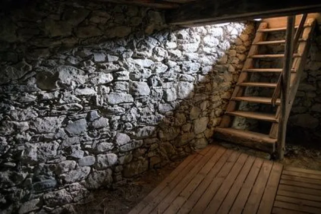 Installer un escalier pour accéder à une cave