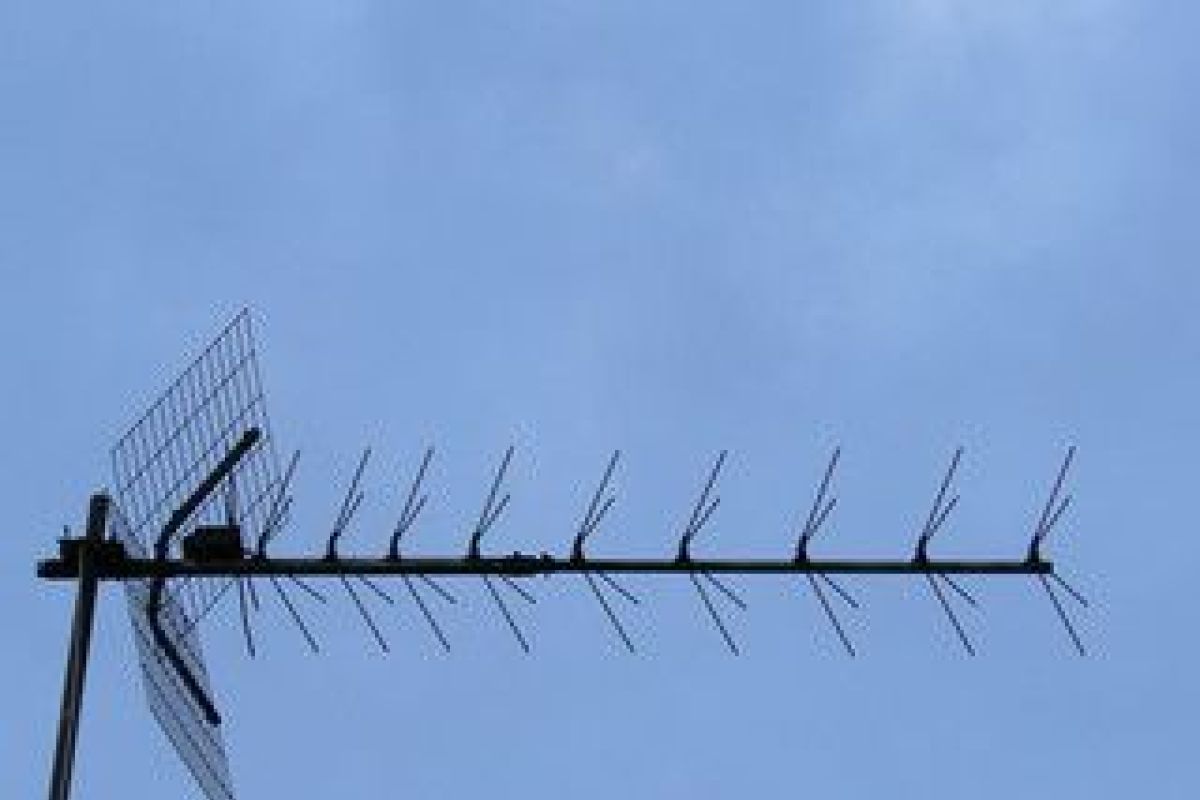 Installer une antenne TV sur un toit