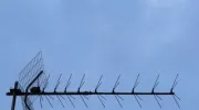 Installer une antenne TV sur un toit