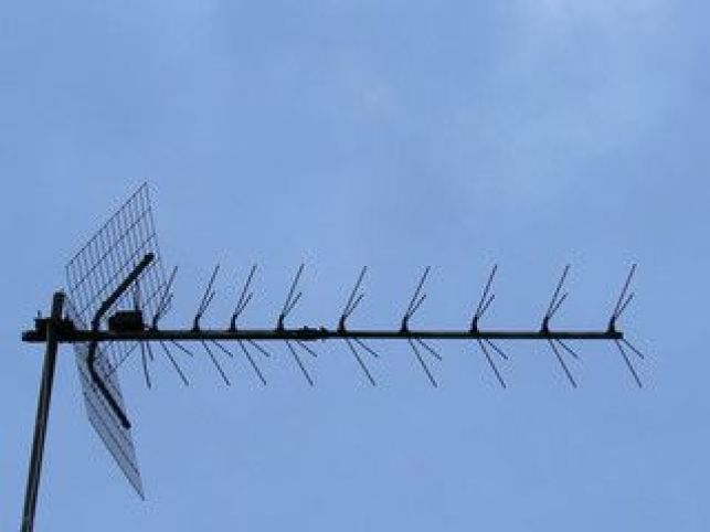 Installer une antenne TV sur un toit