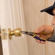 Comment poser une serrure de porte&nbsp;?
