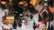 Inviter l’esprit de Noël dans sa maison grâce au village de Noël miniature