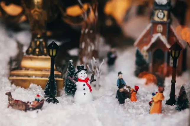 Inviter l’esprit de Noël dans sa maison grâce au village de Noël miniature