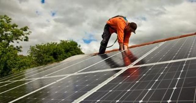 L'entretien des panneaux solaires peut être réalisé par un professionnel équipé