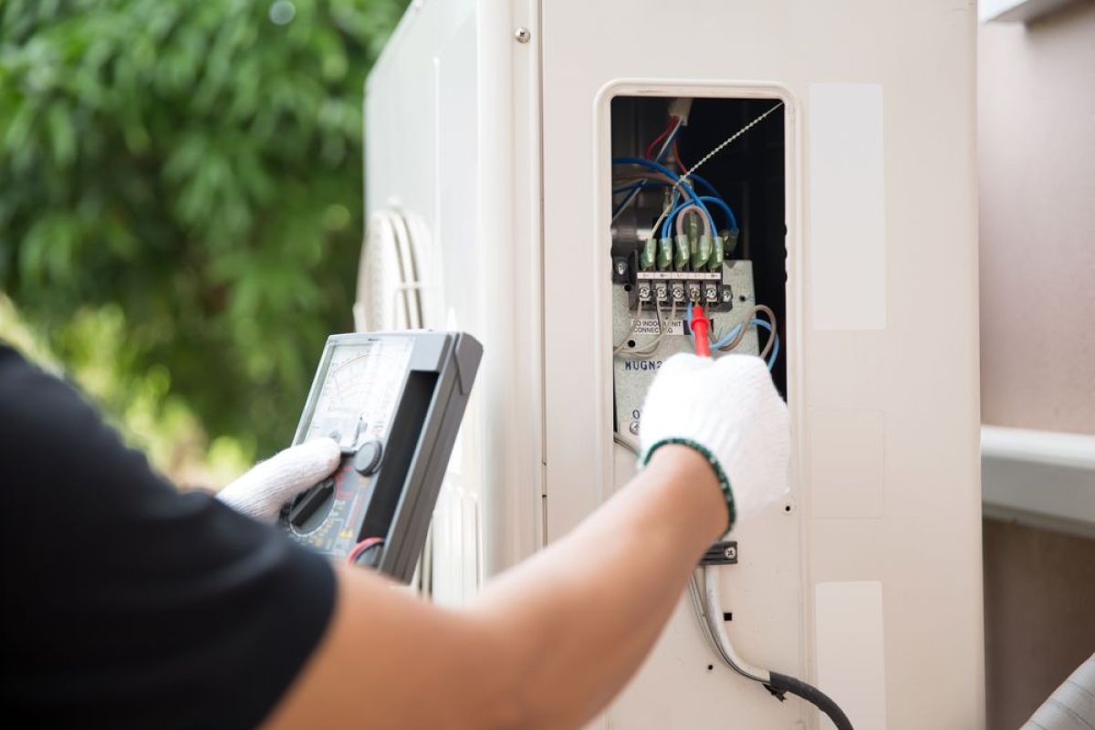 Installation d'une pompe à chaleur par un technicien.