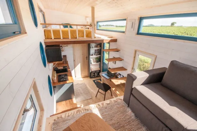 L'intérieur cosy d'une Tiny House Baluchon