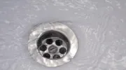 La bonde de douche pour l’évacuation de l’eau