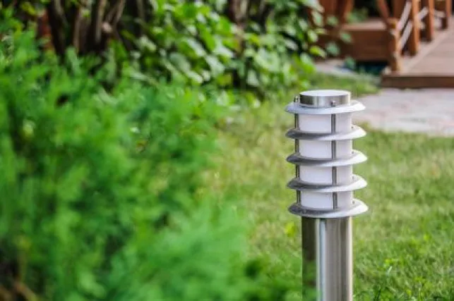 Une borne lumineuse installée dans un jardin