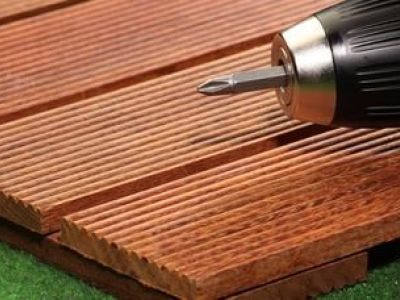 La dalle en bois, un charme naturel pour votre balcon