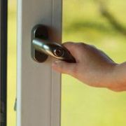 Porte-fenêtre : alu, bois ou PVC, comment la choisir&nbsp;?