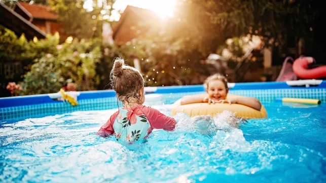 Une fois fixée sur la paroi de votre piscine hors sol, la No(t)Mad vous offre un éclairage puissant ou coloré !