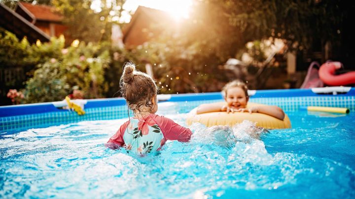 Une fois fixée sur la paroi de votre piscine hors sol, la No(t)Mad vous offre un éclairage puissant ou coloré ! Une fois fixée sur la paroi de votre piscine hors sol, la No(t)Mad vous offre un éclairage puissant ou coloré !