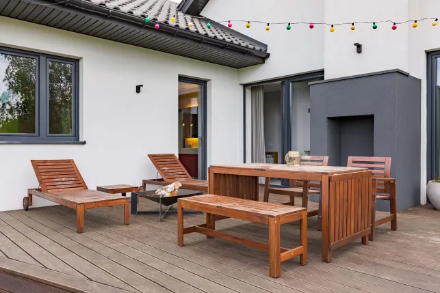 Le mobilier en bois apporte de l'authenticité à cette terrasse contemporaine