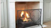 Le pare-feu d’une cheminée à foyer ouvert