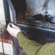Le tiroir à cendre d’une cheminée