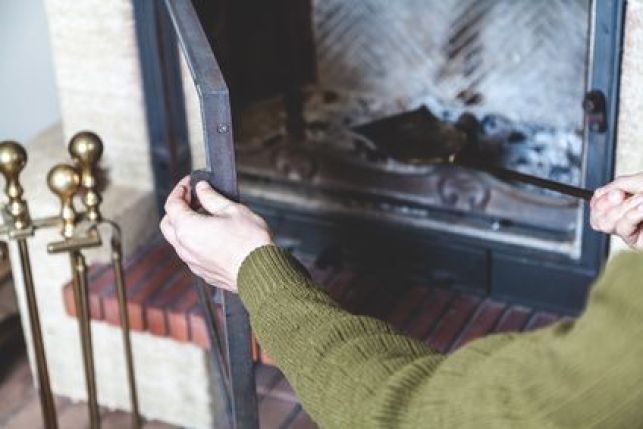 Le tiroir à cendre d’une cheminée