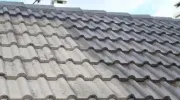 Le toit avec tuiles en béton