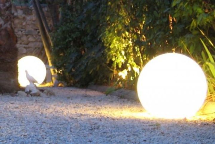 Les Boules Lumineuses Decoratives Pour Votre Jardin Ambiance Chaleureuse Et Moderne