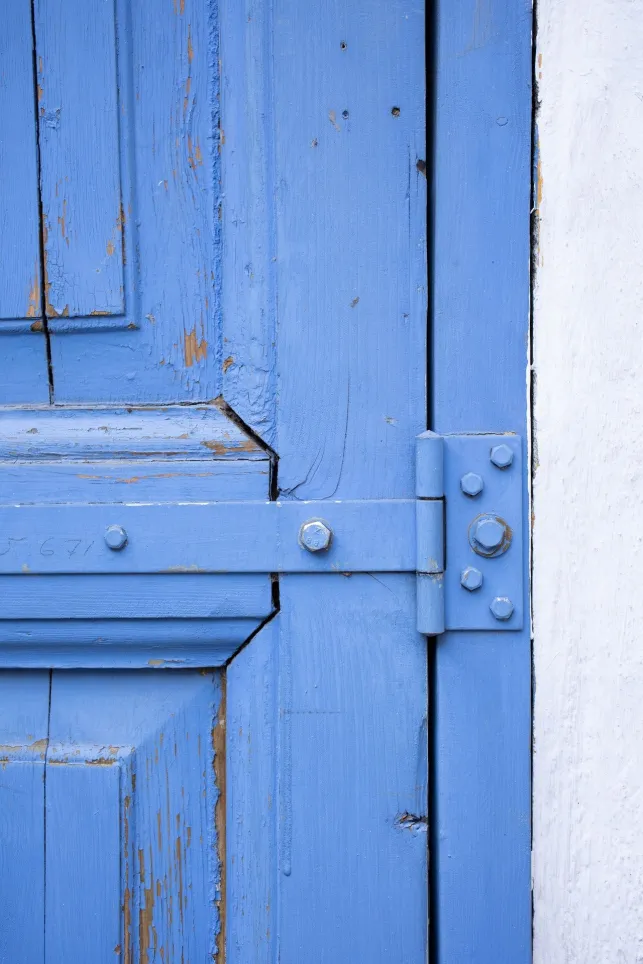 Paumelle d'une porte en bois