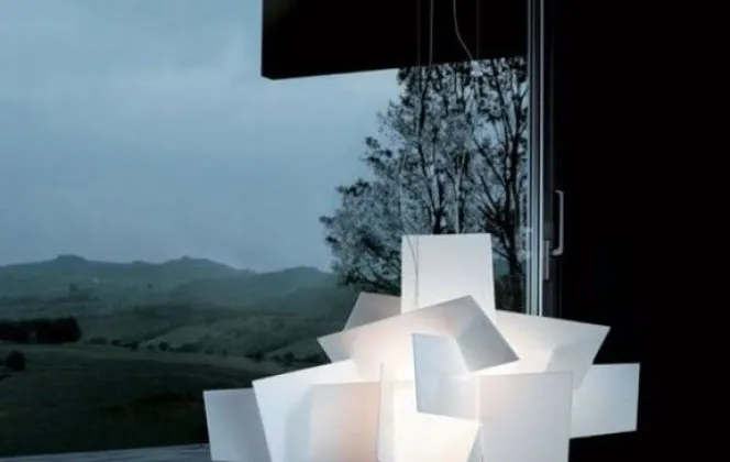 Le luminaire Big Bang entremêle des formes géométriques, produisant ainsi un effet de lumière clair-obscur. © Foscarini