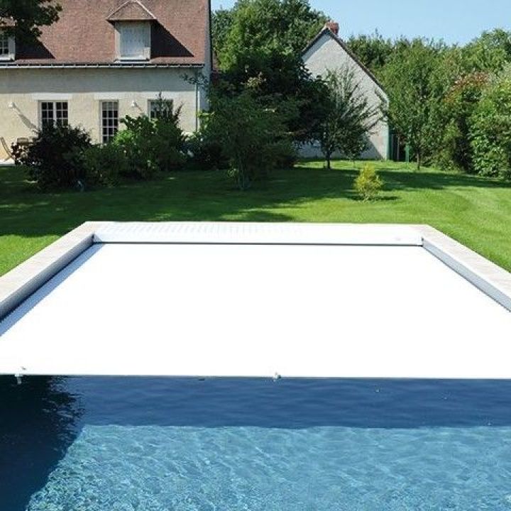 Un volet de piscine immergé autonome et automatique Un volet de piscine immergé autonome et automatique
