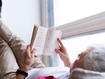 Maison de retraite ou maintien à domicile : comment faire le bon choix en 2025 ?