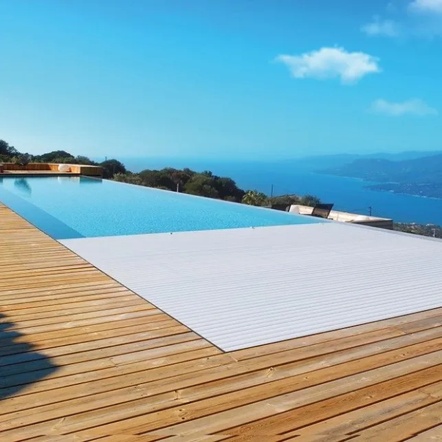 Un volet de piscine immergé adapté aux piscines à débordement