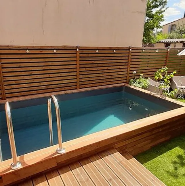 La mini piscine semi-enterrée en bois donnera du charme à votre jardin