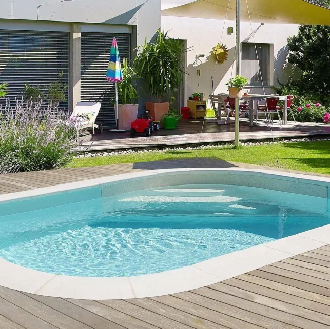 Les marches intégrées à votre mini piscine vous feront gagner d'avantage de place