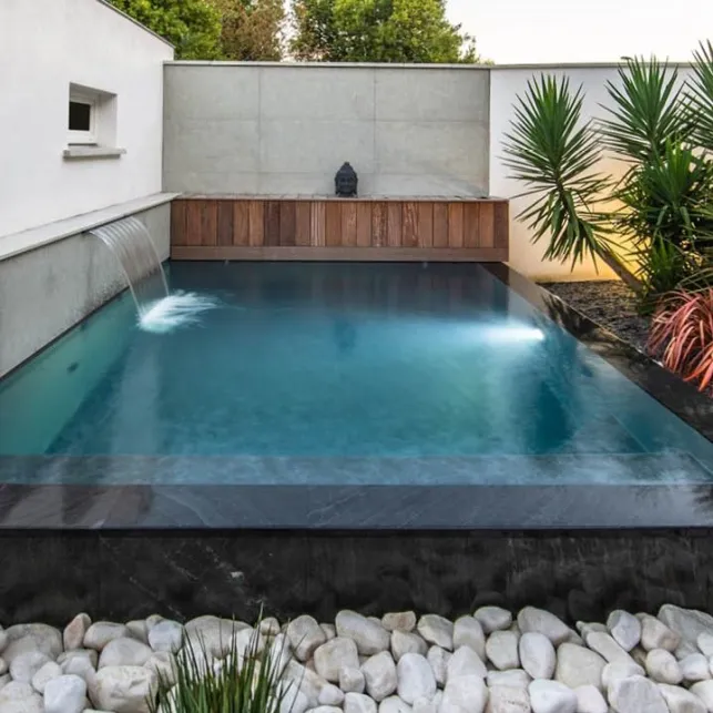 Ajoutez un débordement et une fontaine à votre mini piscine pour structurer votre extérieur