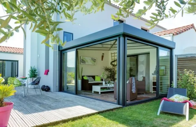 Mini véranda épurée et moderne de 15m² avec structure aluminium gris anthracite