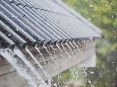 Nettoyage d’une toiture au karcher : pourquoi est-ce déconseillé ?